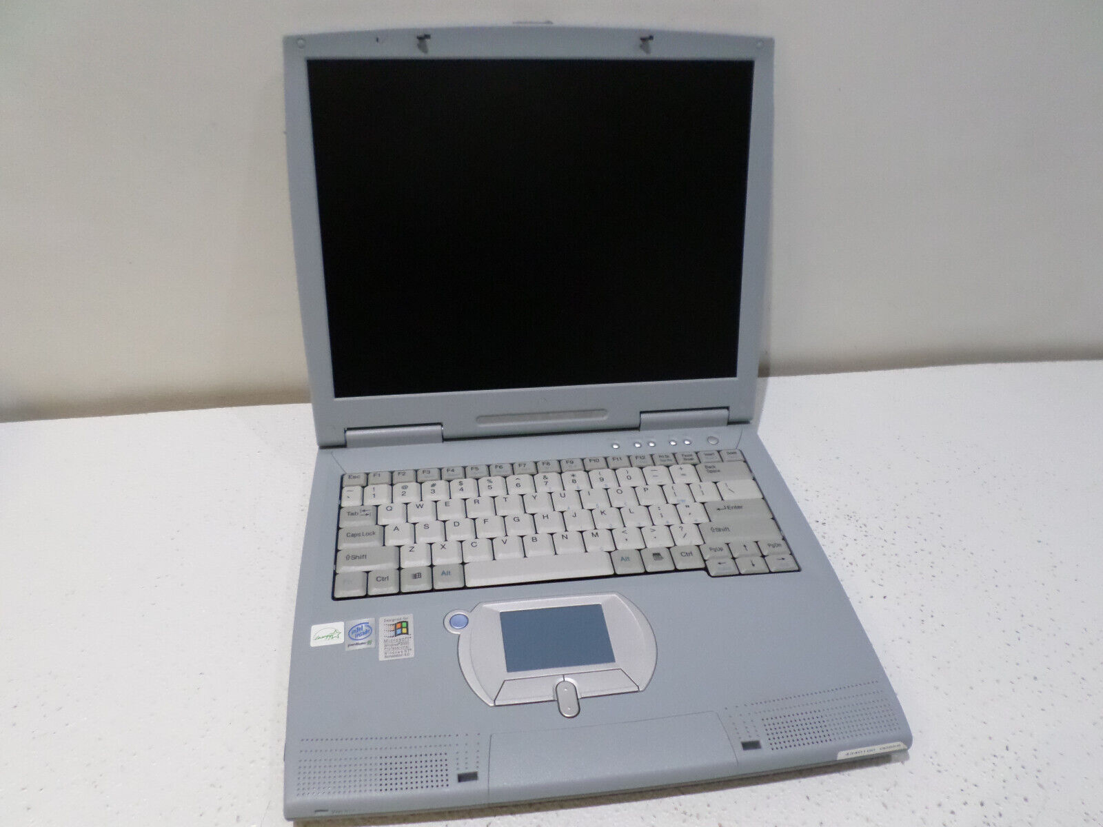 VINTAGE Hitachi FLORA 270HX Laptop - Intel Pentium 3, 256MB RAM, No HDD