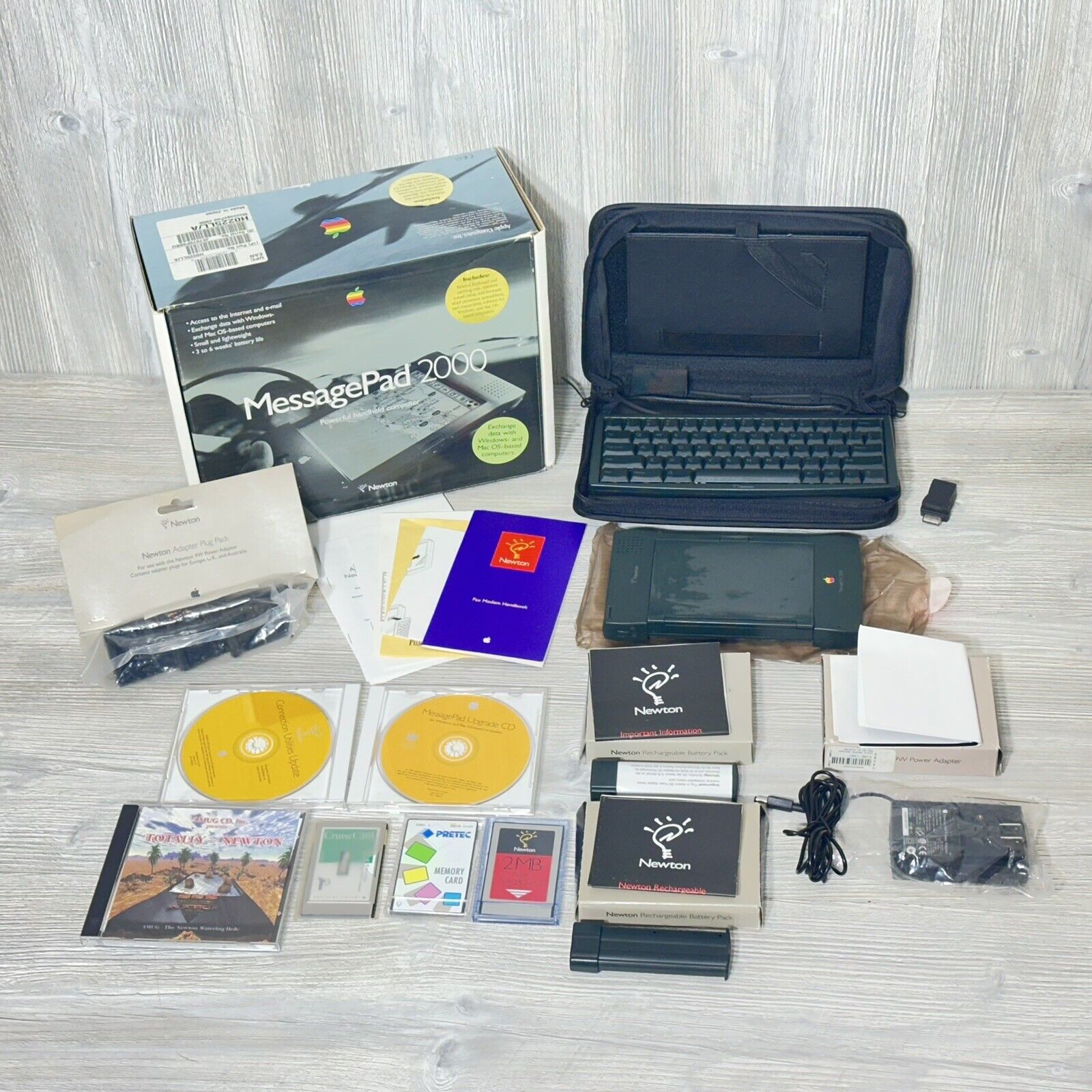 Vintage Apple Newton Messagepad 2000 w/ Original Box and Accessories WORKS