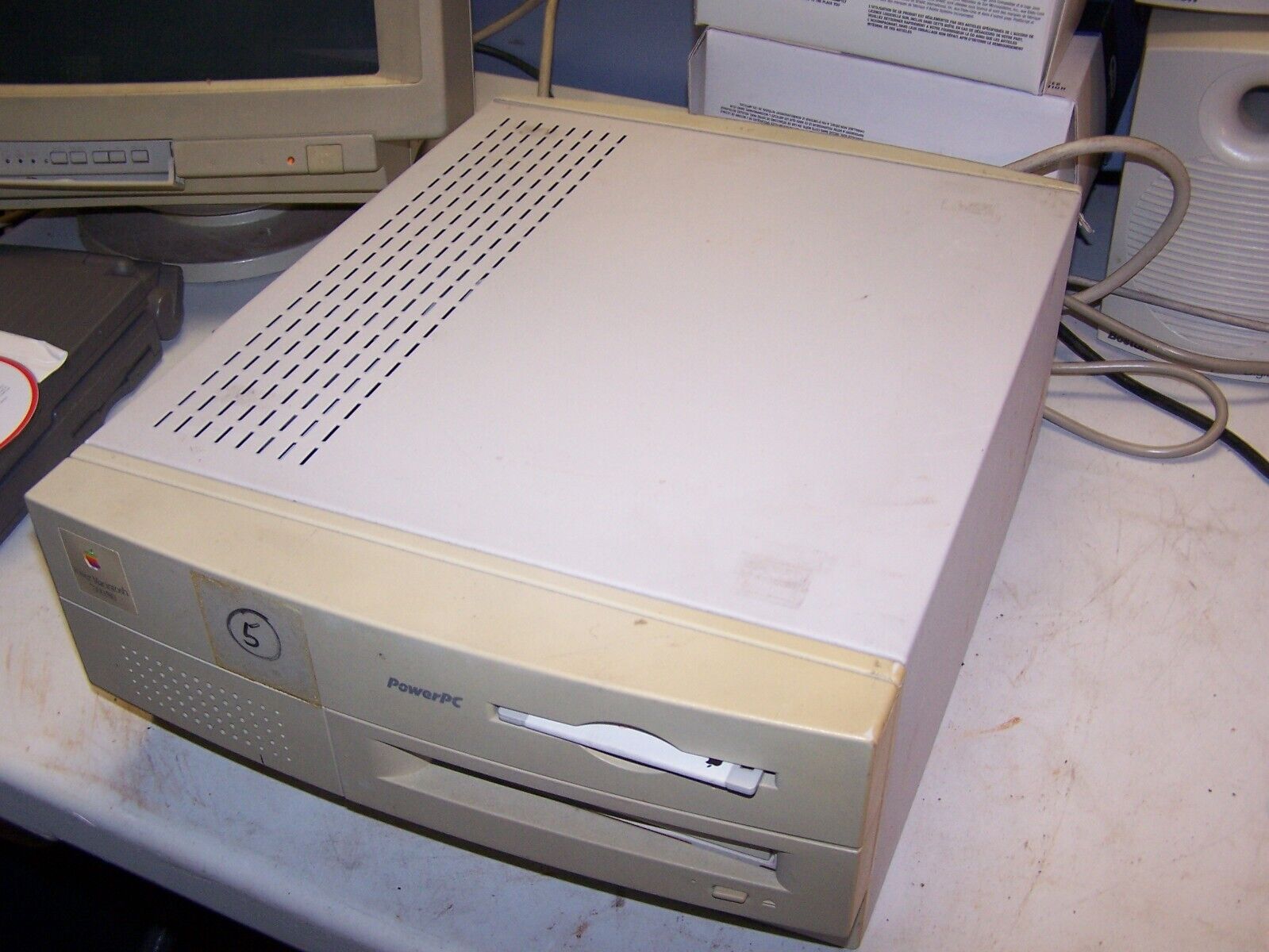 Apple Power Macintosh 7100/80 80MB RAM 700 MB HD OS 8.5.1, CD, Floppy