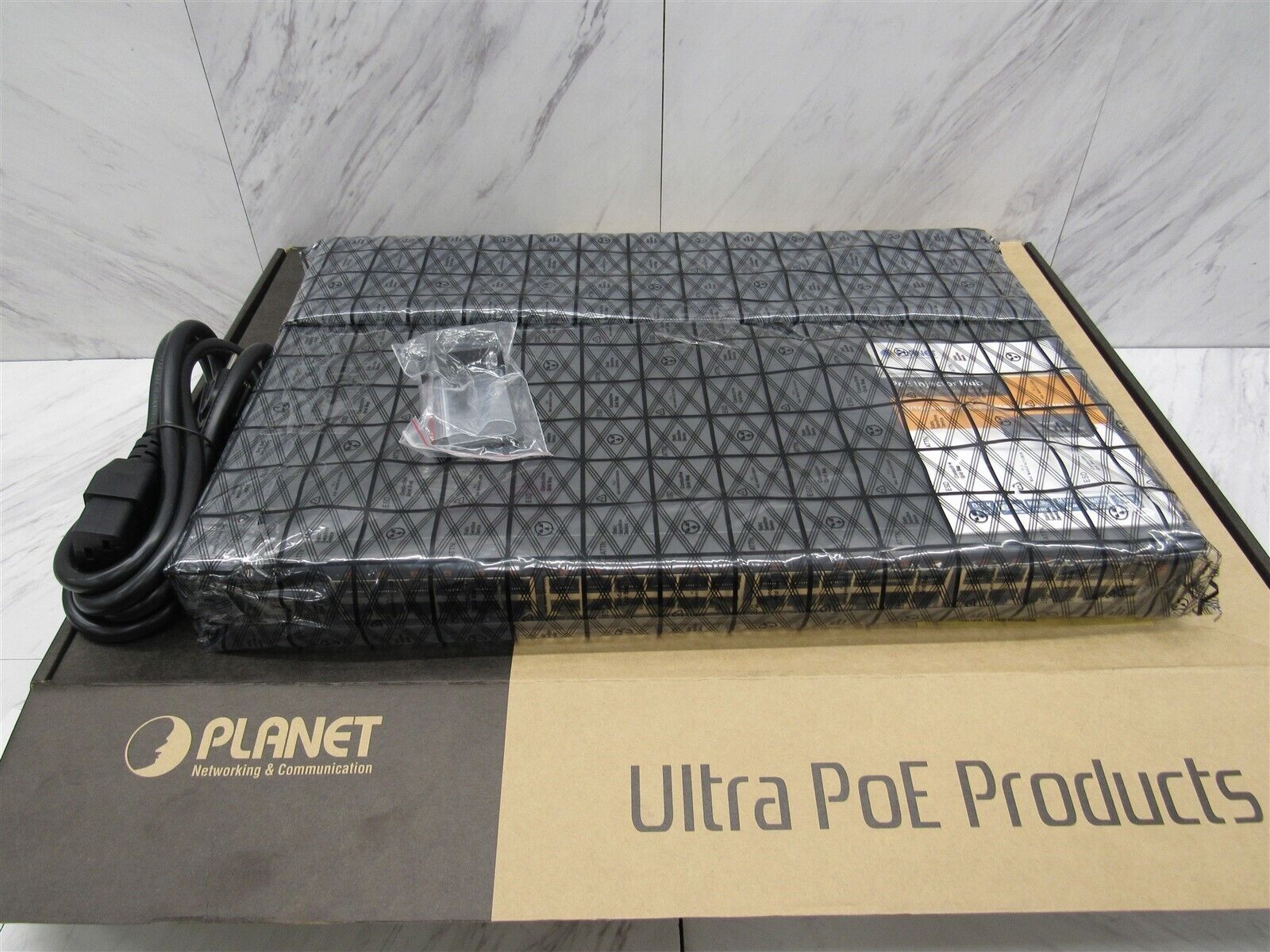 NEW PLANET UPOE-2400G 24-Port Ethernet CAT5 CAT6 PoE++ Injector Hub