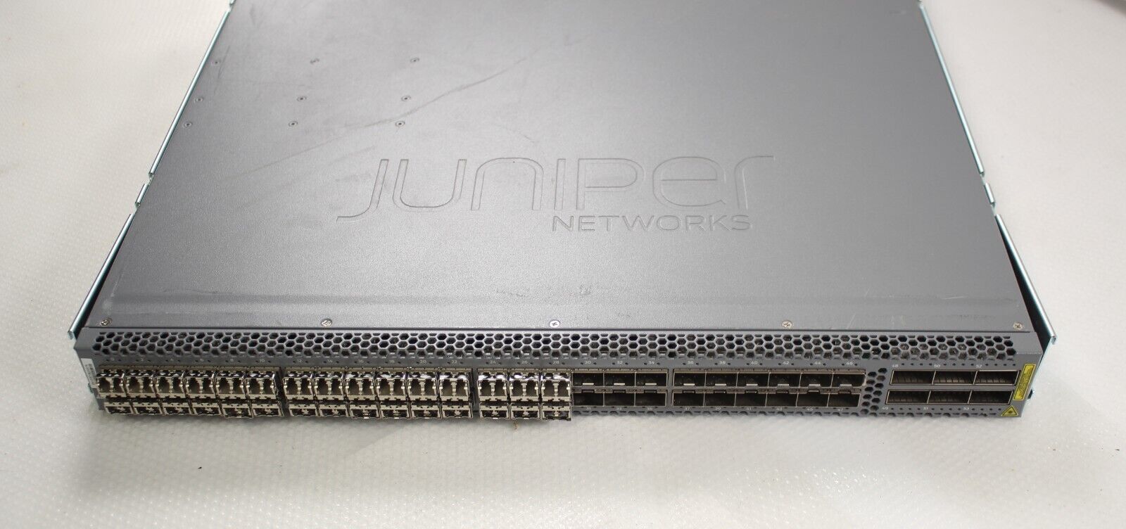 Juniper QFX5100-48S Switch 48x SFP+ 6x QSFP Ports w/ 30x SFP modules 1*DC PSU