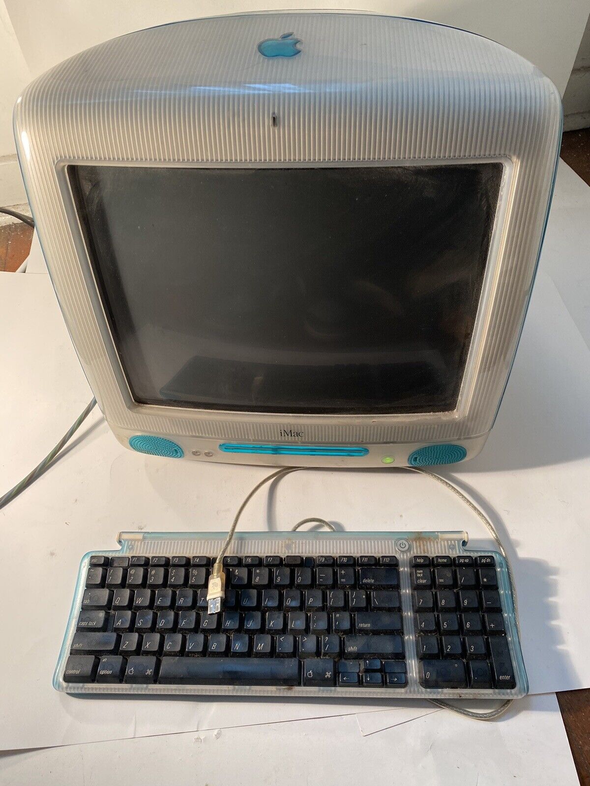 1998 Apple iMac G3  Computer with Keyboard  Blueberry Powers Up Screen Blank