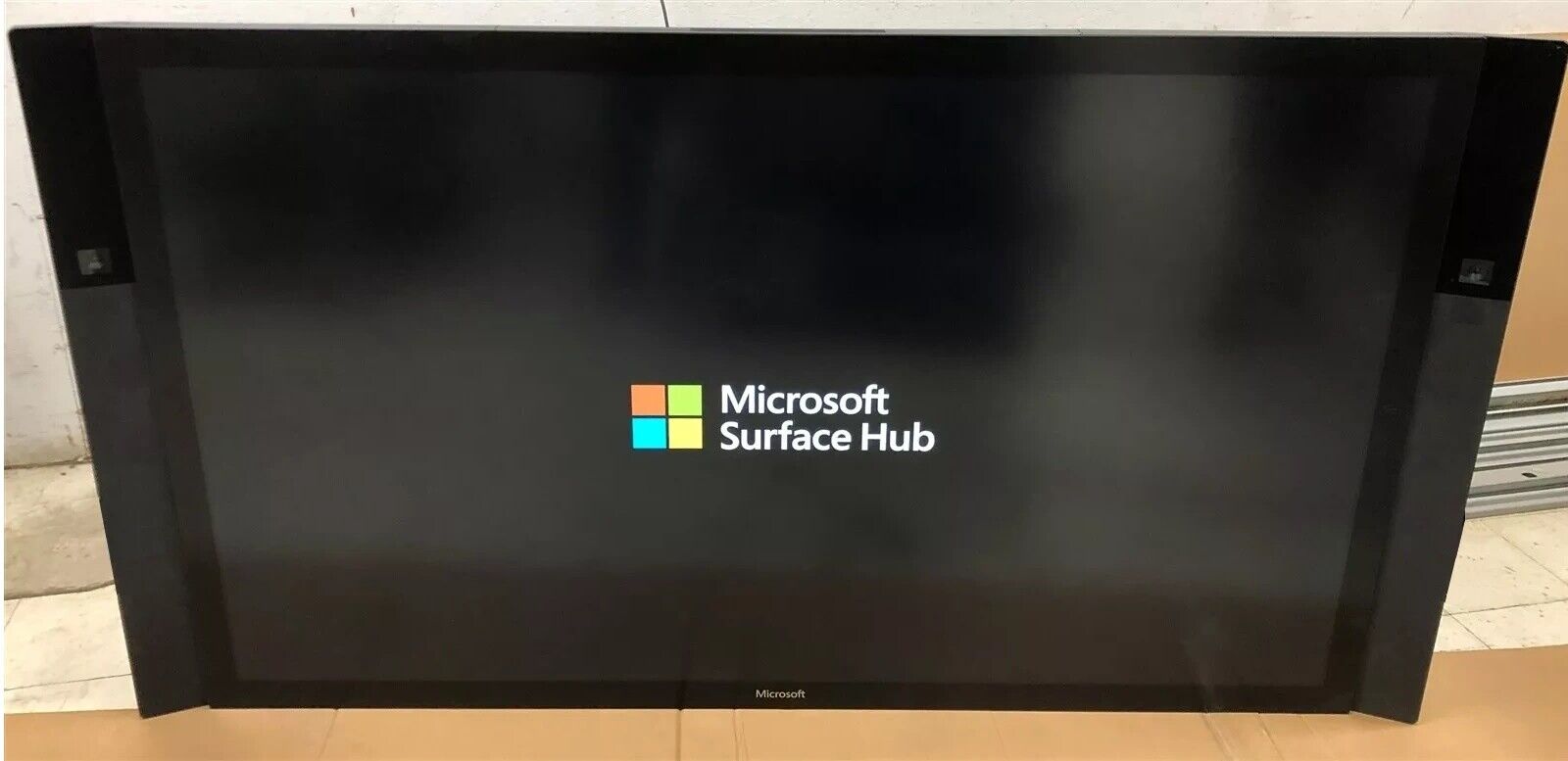 Microsoft Surface Hub 1596 84