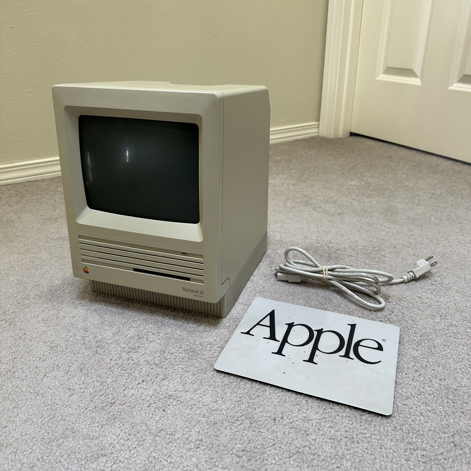 Apple Macintosh SE M5011 Vintage Retro Desktop PC Computer System Turns On