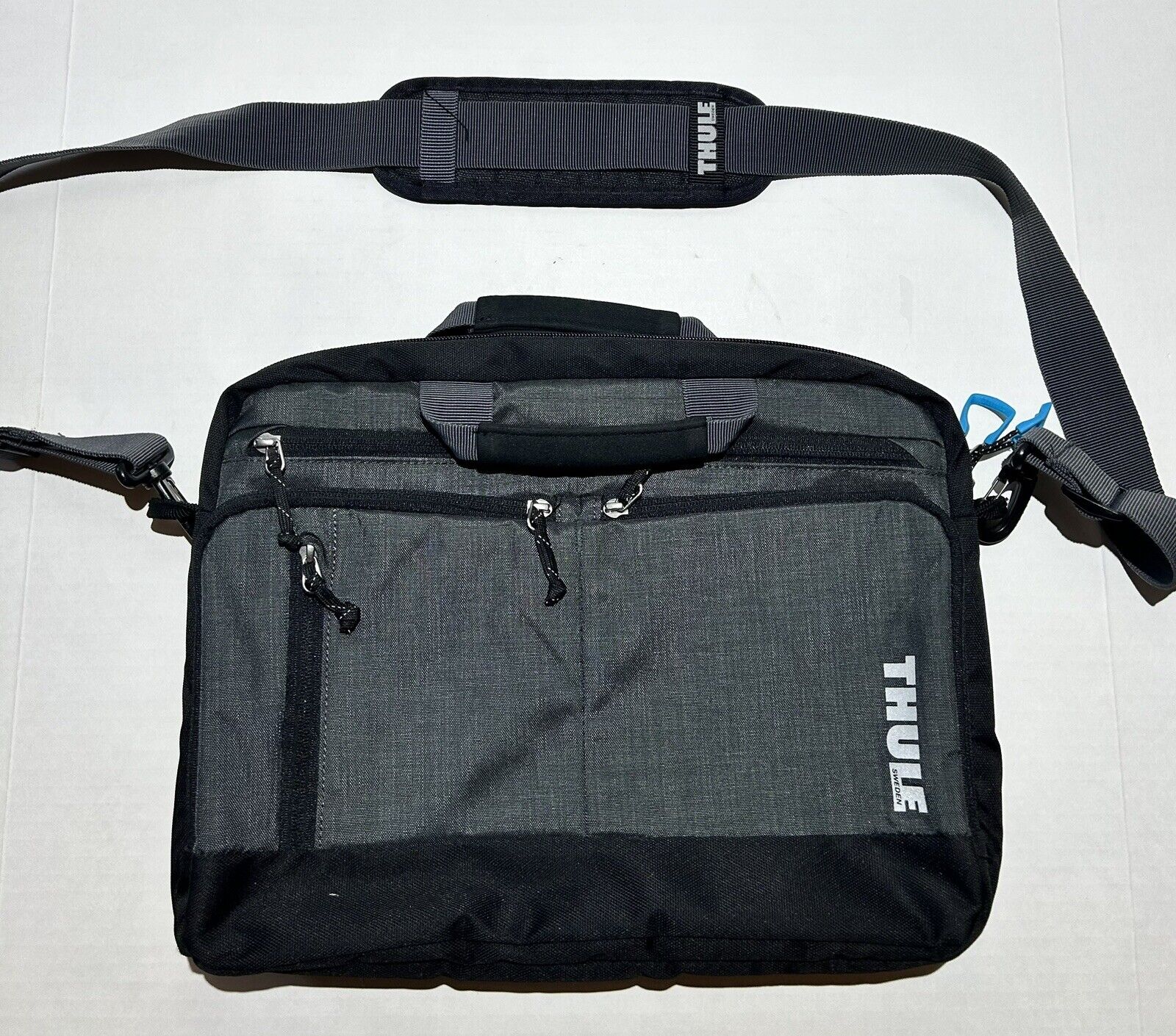 Thule Stravan 15” Laptop Tablet Travel Messenger Bag Gray Black Shoulder Strap