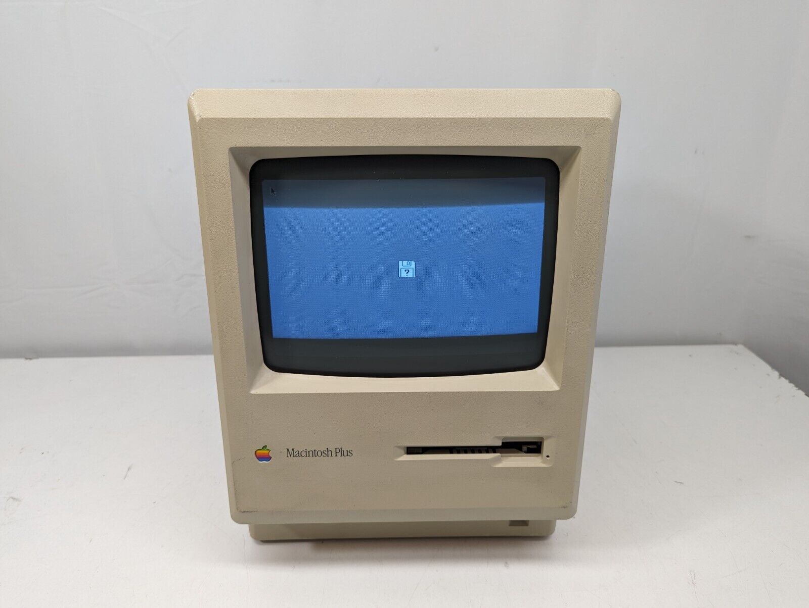 Apple Macintosh Plus 1MB Computer M0001A Beige - Powers On