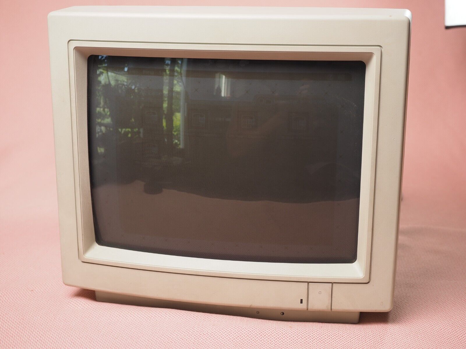 Vintage Apple M9102LL/B Performa Display Computer Monitor Screen Burn In
