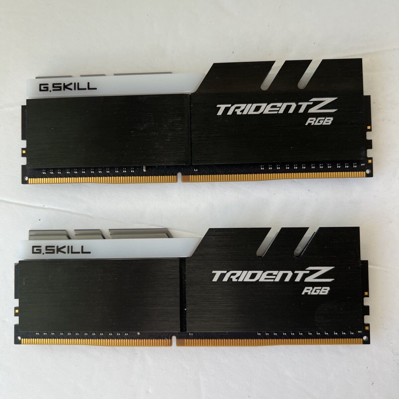 G. SKILL Trident Z RGB 16GB DDR4 3200 MHz  (F4-3200C16D-16GTZR)