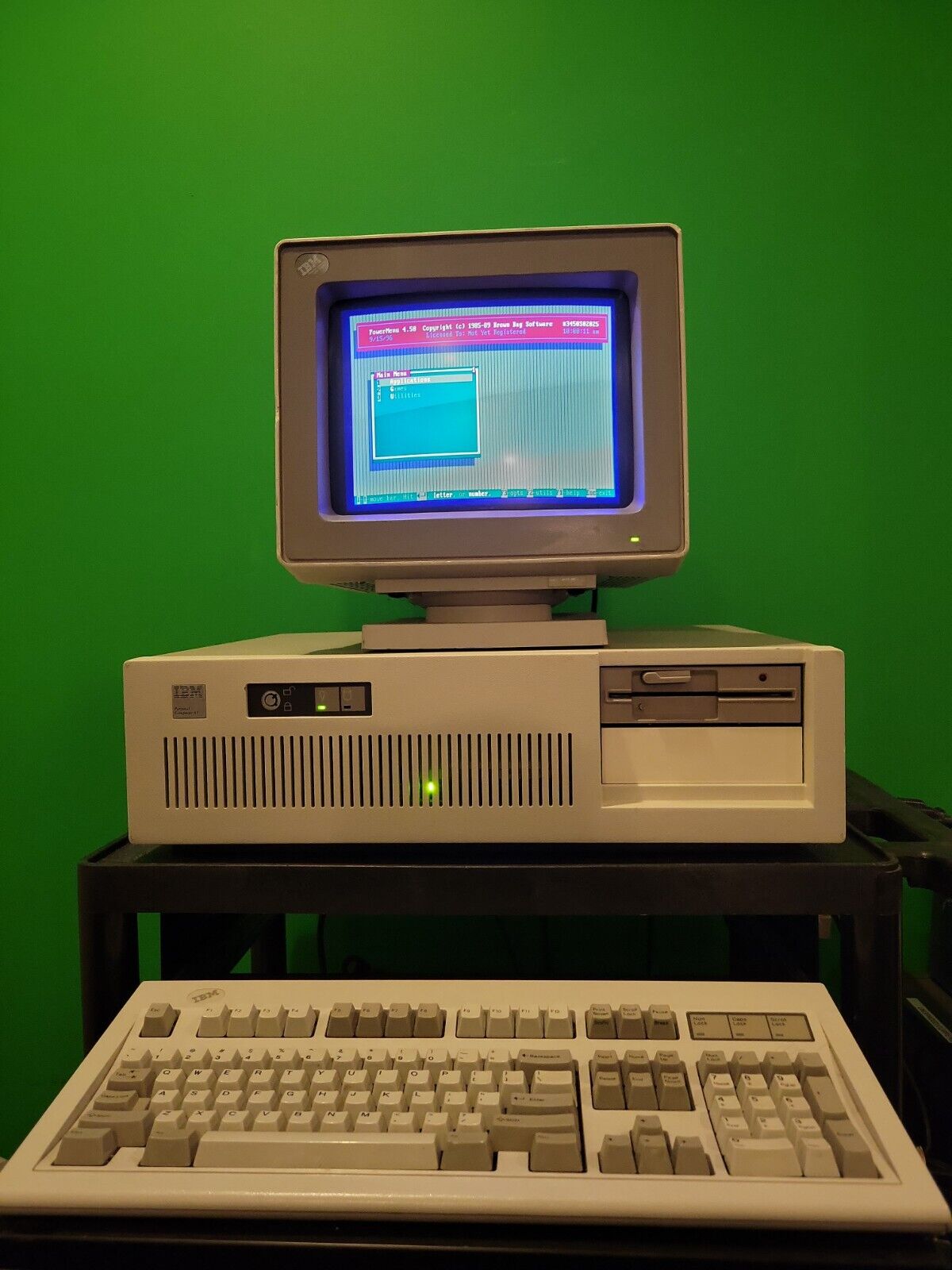 Vintage 1985 IBM AT 5170 VGA, 2.5MB RAM, 1.2MB FDD, 20 MFM HDD, 101 KEY KEYBOARD