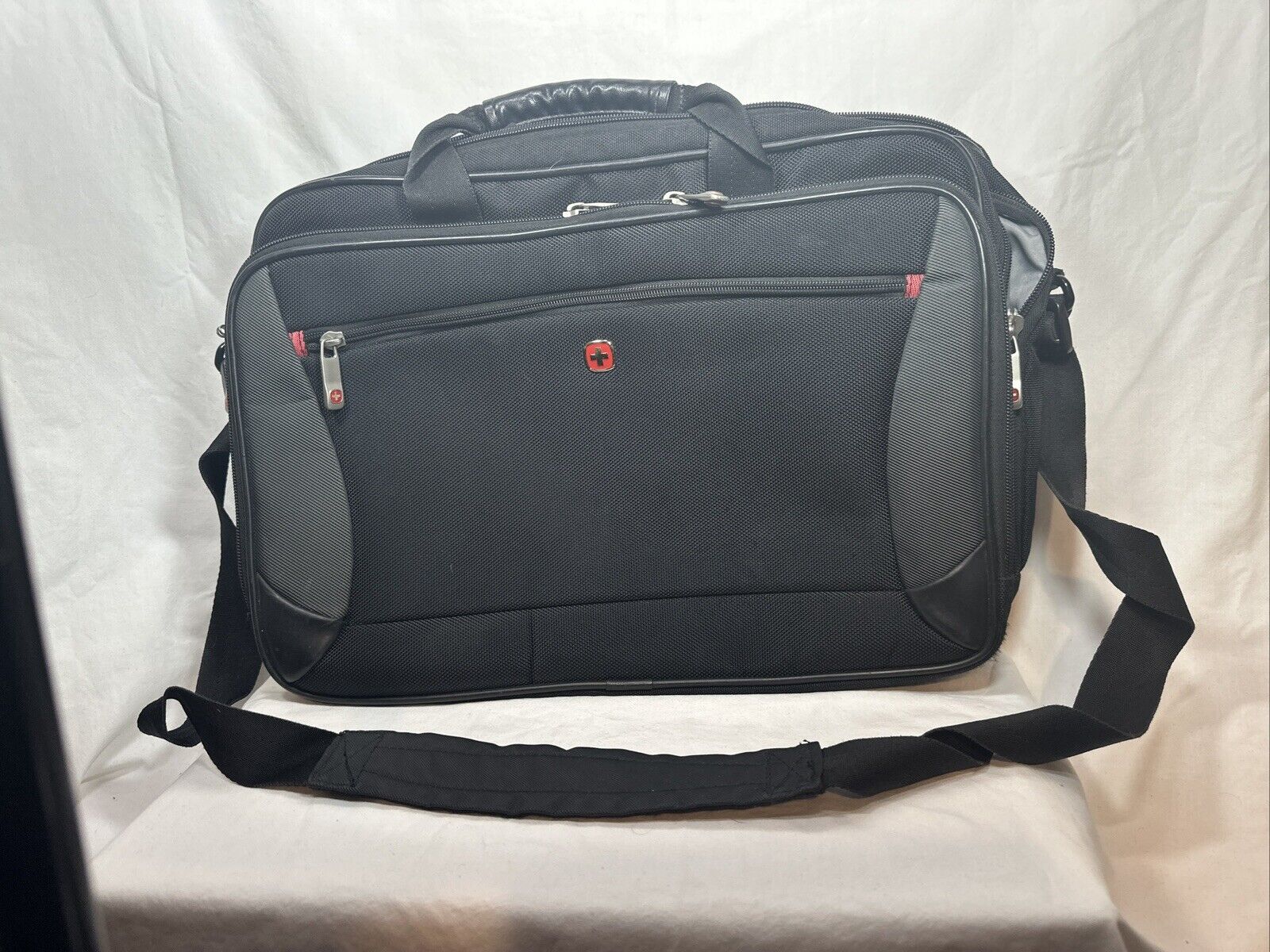 Wenger Swiss Army Laptop Computer Case Shoulder Messenger Bag Briefcase Carry On