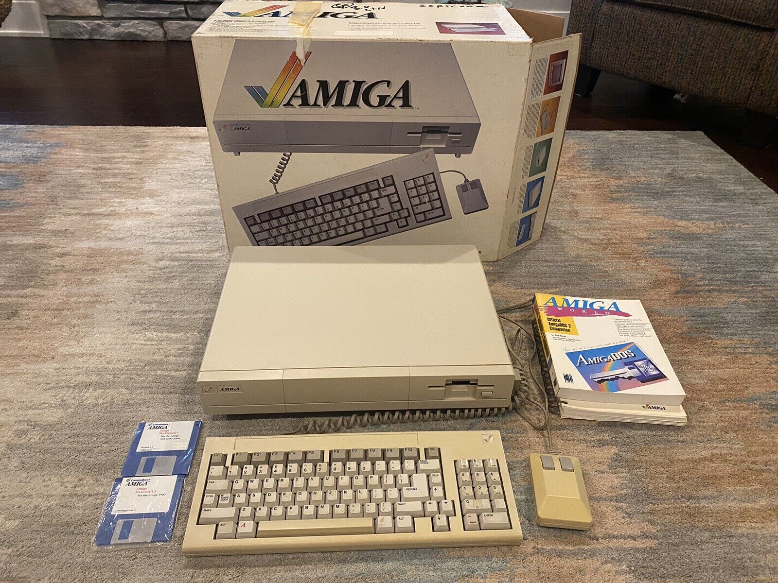 Rare - Commodore Amiga 1000 w/ Keyboard and Original Box tested working
