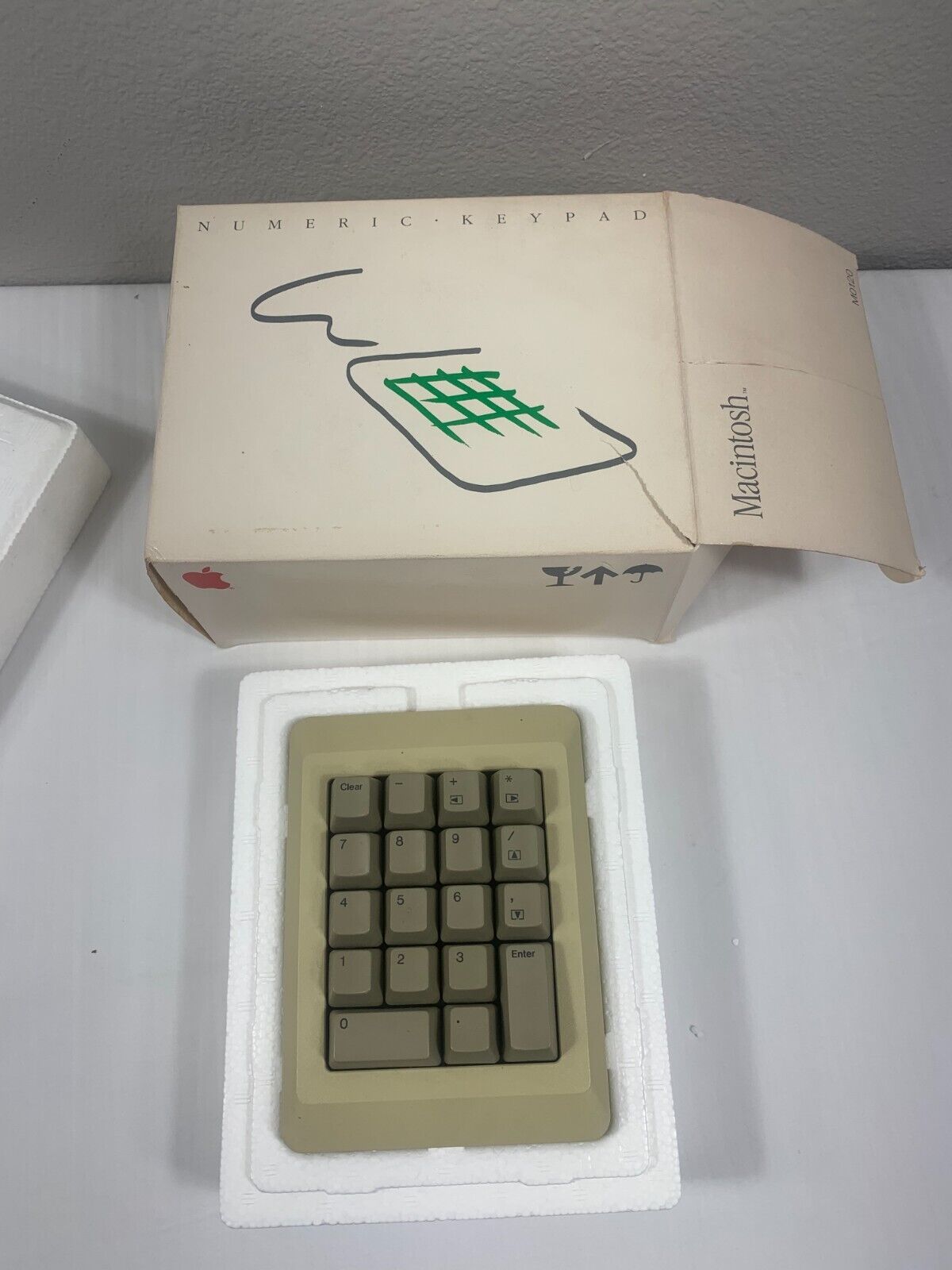Vintage Macintosh Apple Numeric Keypad M0120 with Original Box RARE