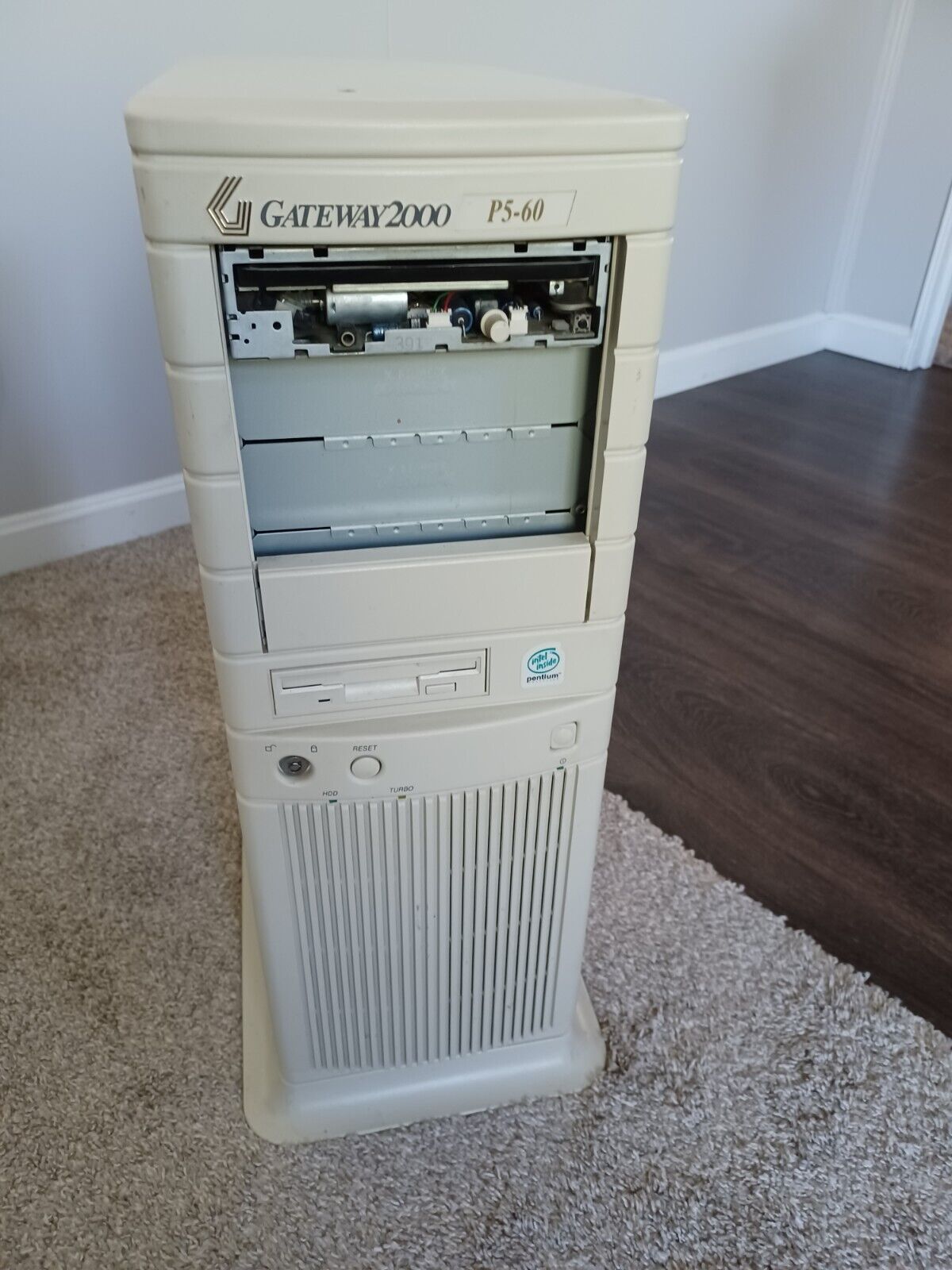 Vintage Gateway 2000 p5-60 , 500mb hdd, 32mb ram , Boots to Dos ,Local Pick Up 