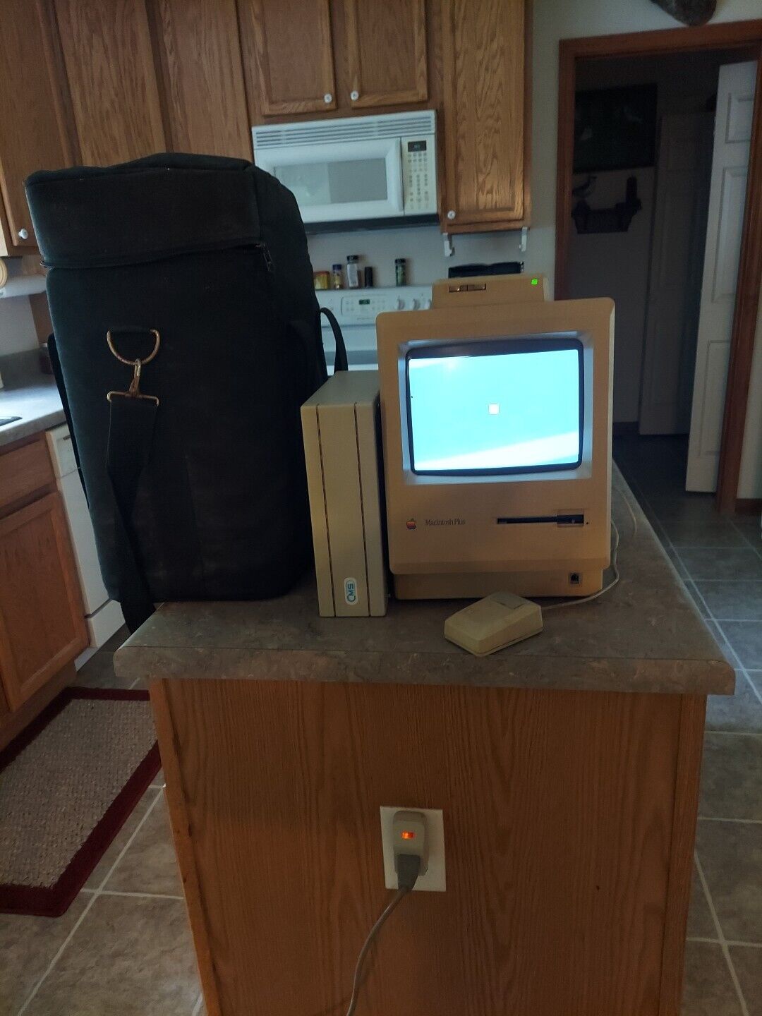 Vintage Apple Macintosh Plus Computer 1MB RAM M0001A With Carrying Case. 1987