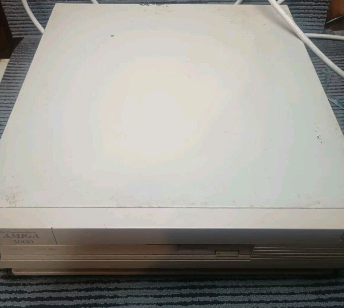 Commodore Amiga 3000 Computer For Parts/Not Working powers on selling as is part