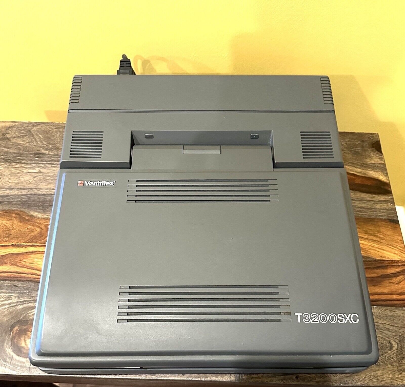 Vintage Toshiba T3200sxc  Portable Computer Laptop Turns On White Screen. As Is