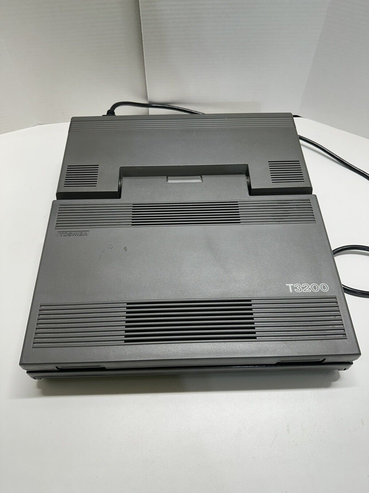 Vintage Toshiba T3200 System Unit Portable Computer Laptop For Parts Or Repair
