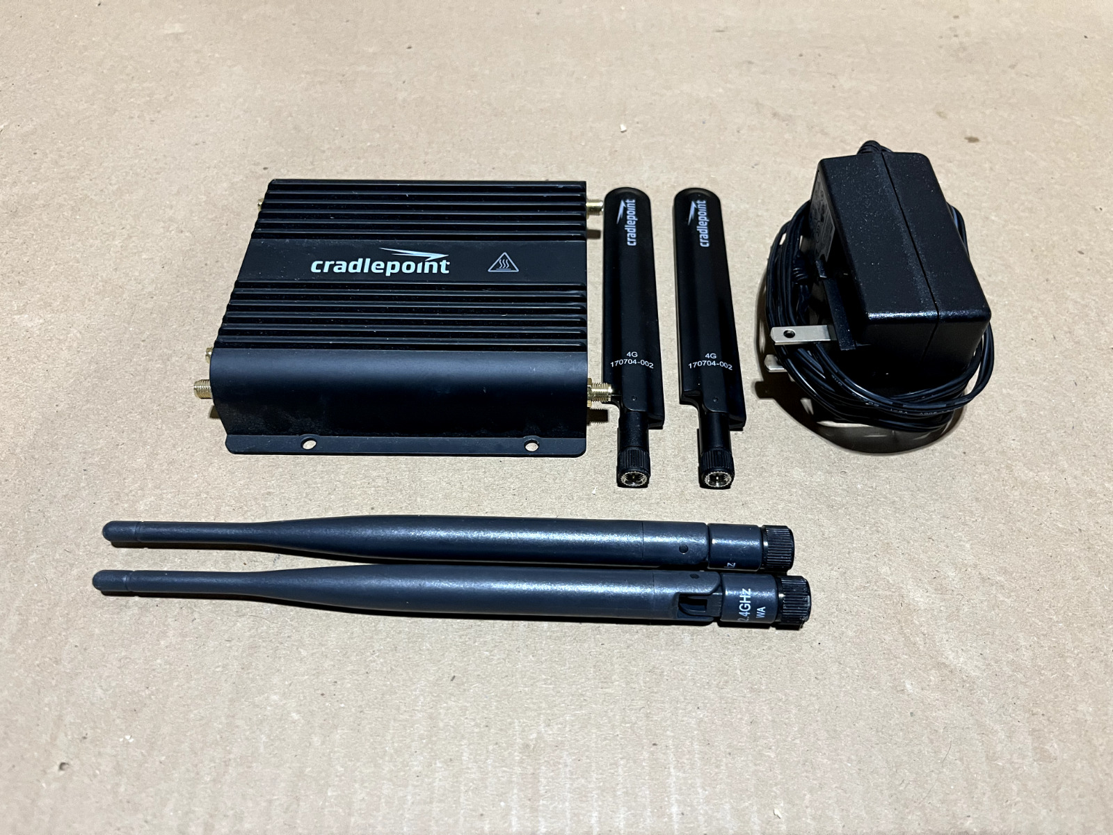 Full Cradlepoint IBR900-600M Router Kit w/ Antennas & PSU (Unlocked)