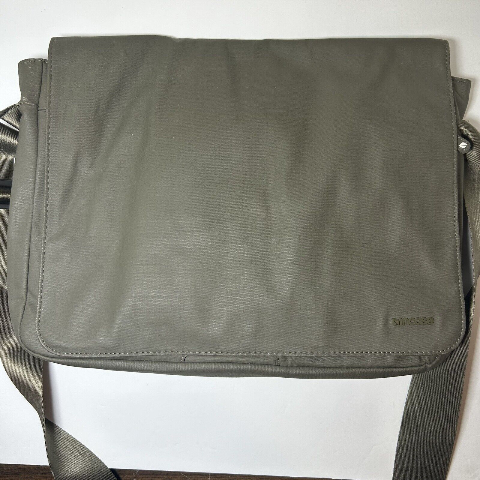 INCASE COATED CANVAS MACBOOK MESSENGER BAG | TAUPE Excellent Condition