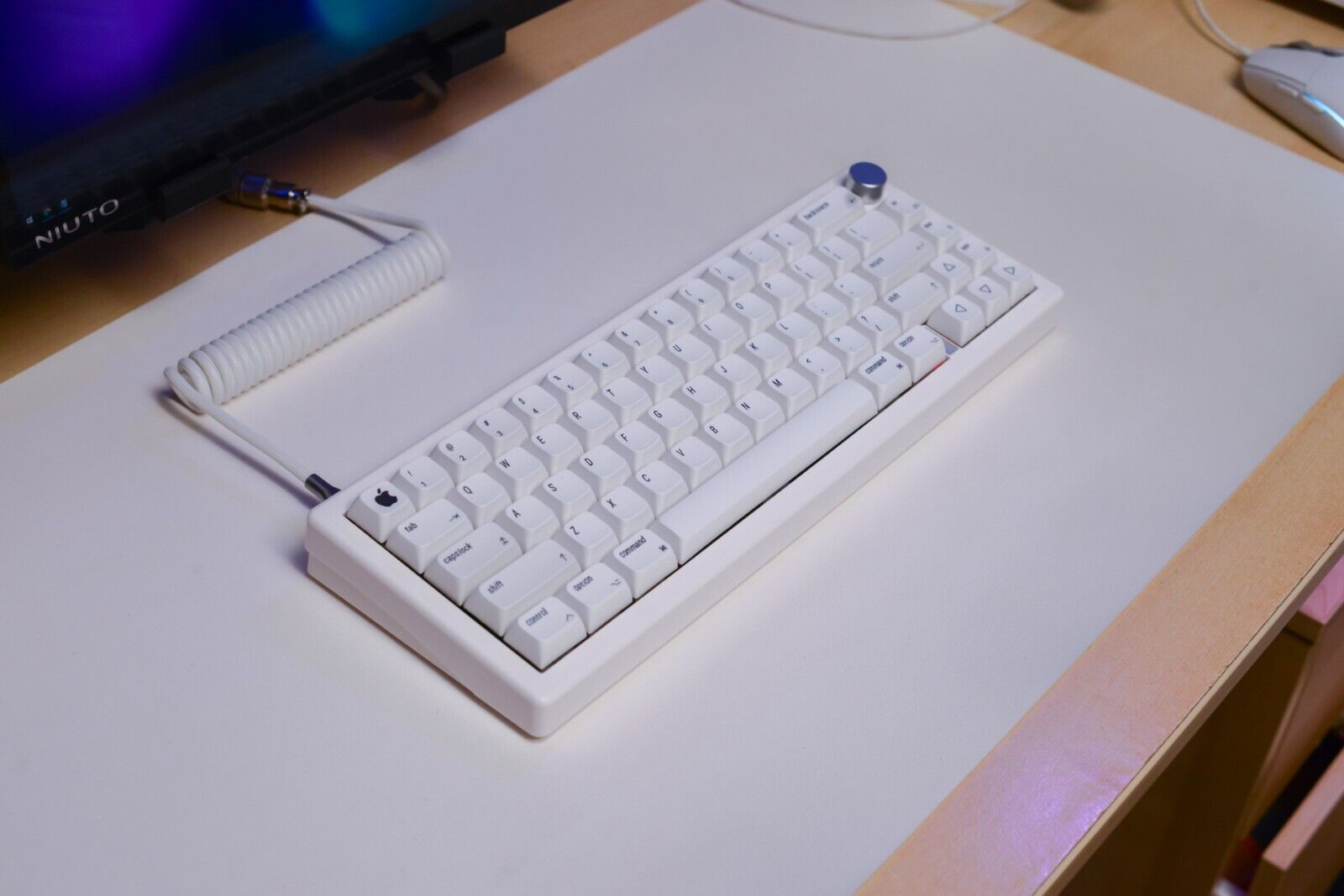 Custom Modded mechanical keyboard GMK67 65 Lubed Switches Apple Themed hot-swap