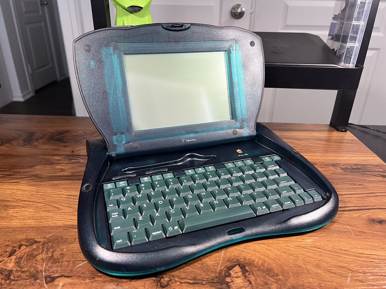 Vintage 1997 Apple PDA Newton eMate 300 Laptop Computer H0208 UNTESTED
