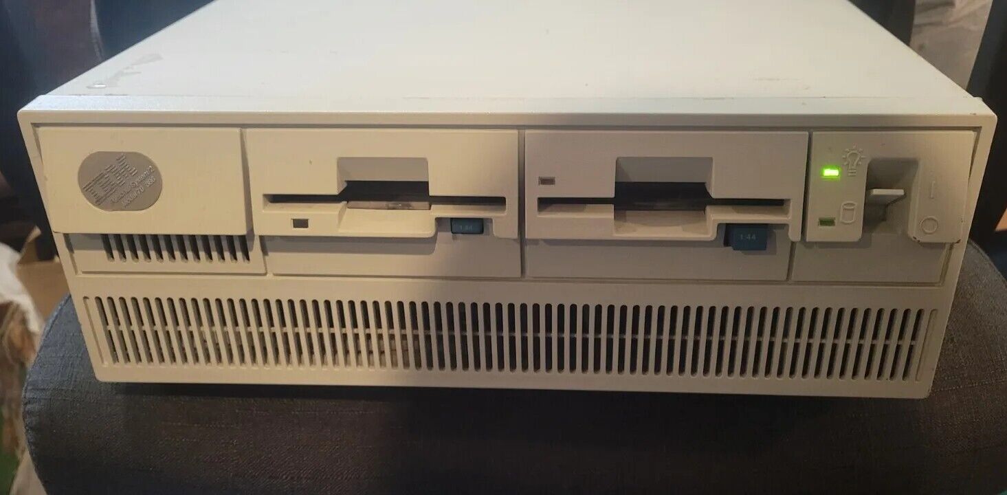 IBM Personal System 2 Model 70 386 Computer Type 8570 Powers on Vintage 
