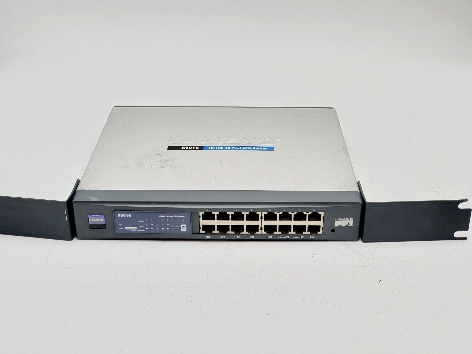 Linksys 10/100 16-Port VPN Router RV016 With Rack Ears