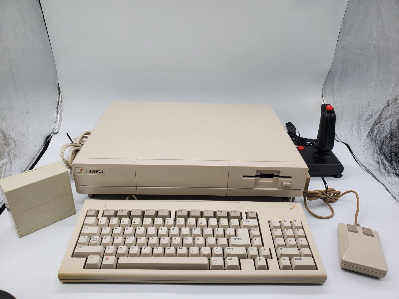 Commodore Amiga 1000 + Keyboard + Mouse - NTSC - 512KB - WORKS 100%