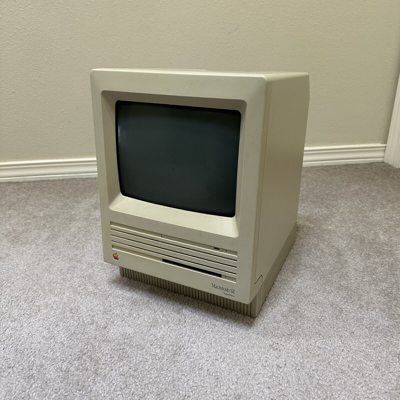 Apple Macintosh SE M5011 Vintage Retro Desktop PC Computer System Turns On
