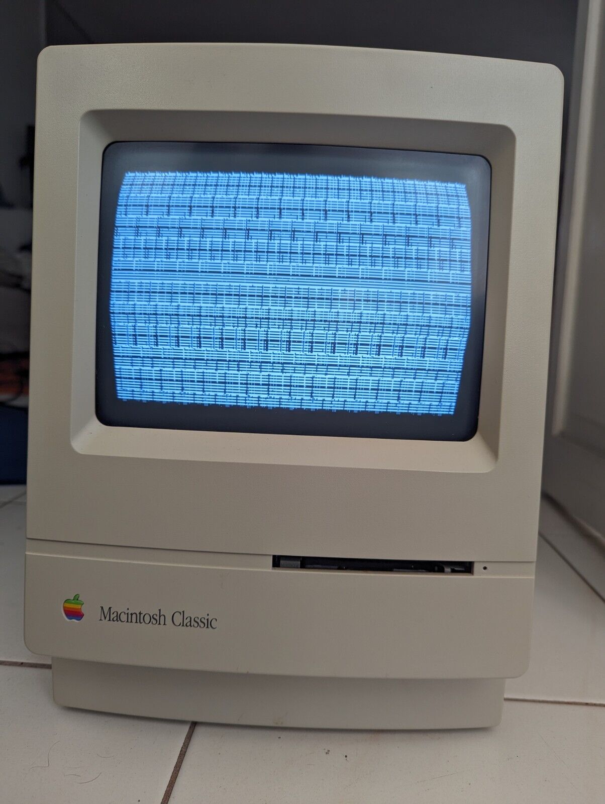 Apple Macintosh Classic 1990 M0420 with A Mouse, Powers ON, AS-IS