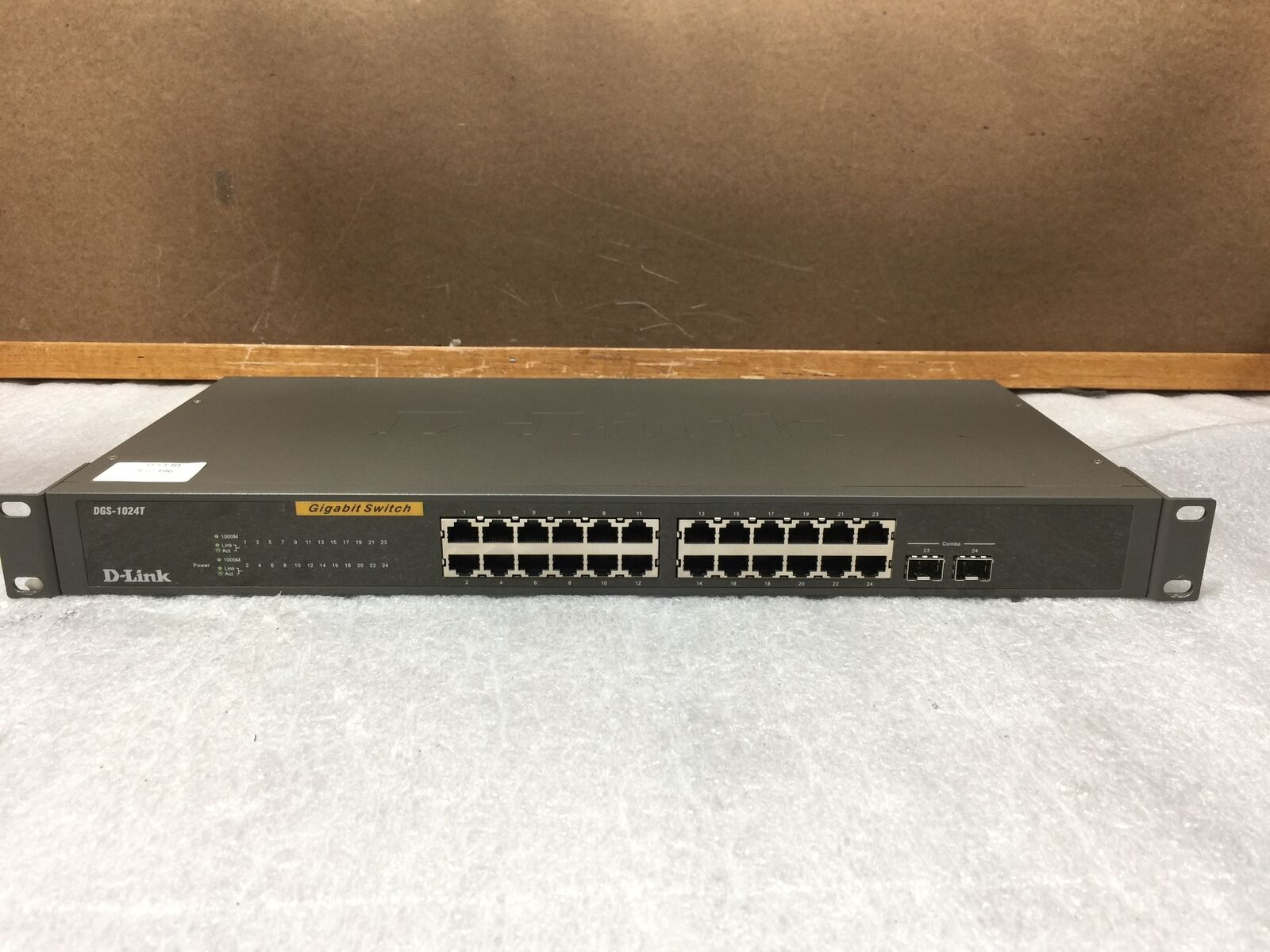 D-link DGS-1024T 24 Port Gigabit Switch w/Rack Ears, Good Condition, Tested