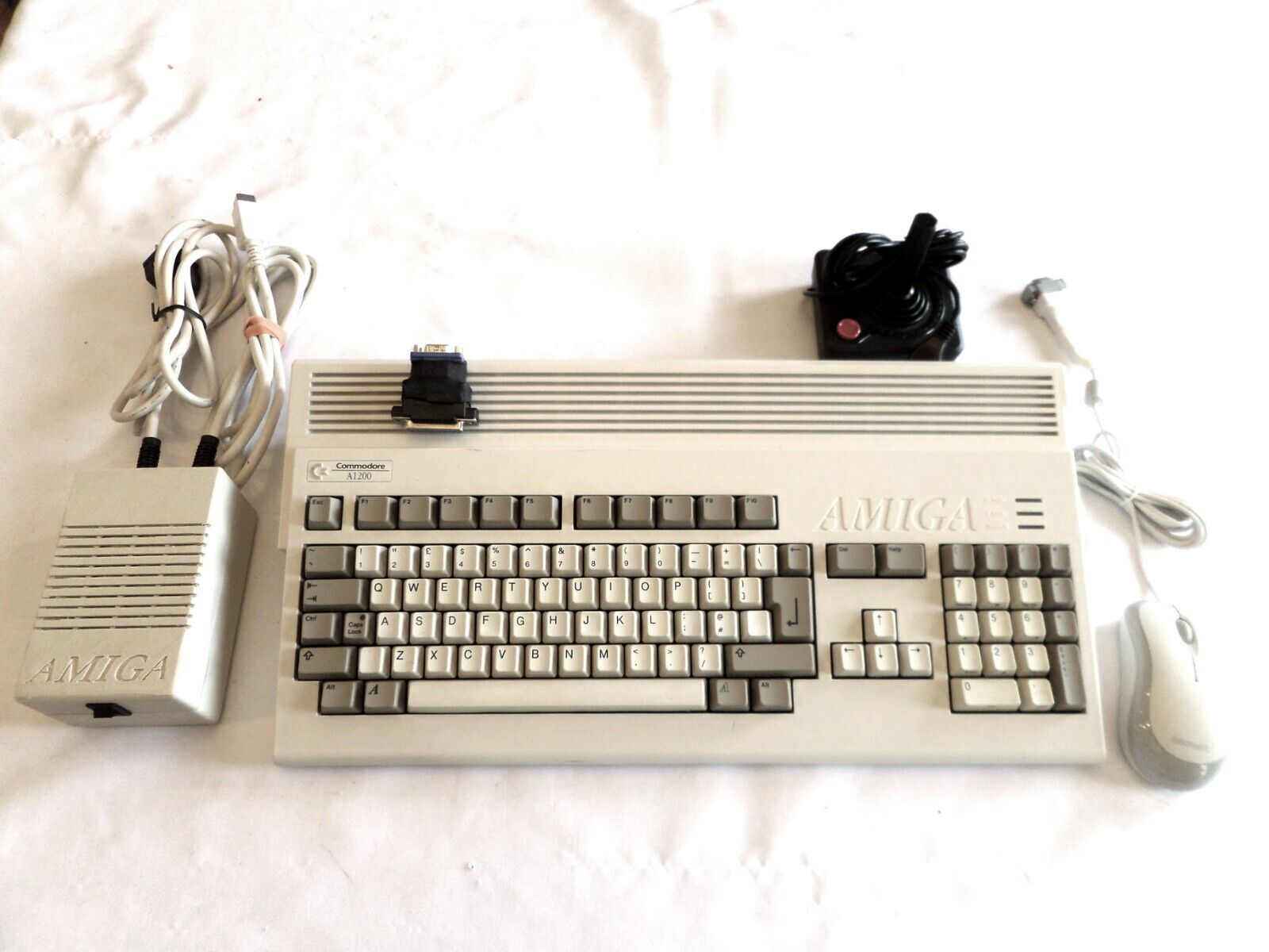 Commodore Amiga A1200 PAL + 68030 / 64MB RAM+ 120GB HDD + Optical Mouse & More