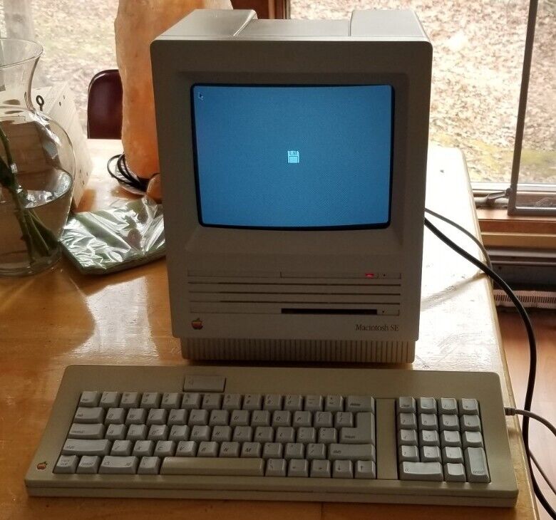 1986 Apple M5011 Macintosh SE Vintage PC - TURNS ON