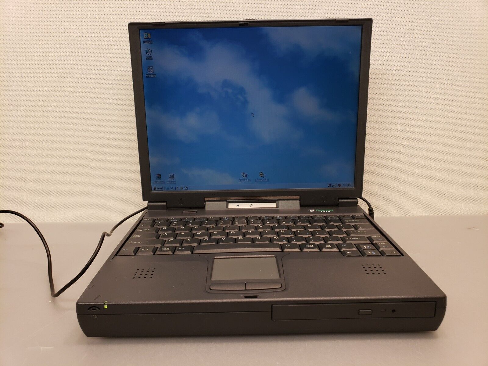 Vintage Gateway Solo 2500 Pentium II 233 MHz P2 64MB Laptop 4GB Win98-SE