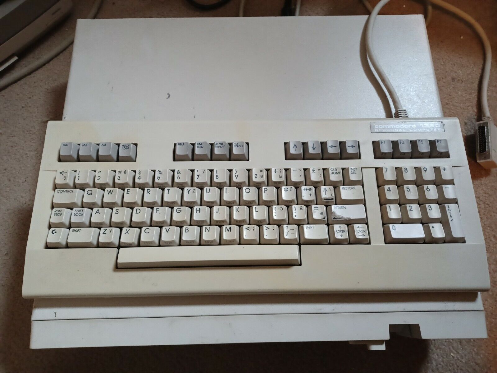 RARE Commodore 128D (DCR)  Computer - Boots and Computes  German Keyboard
