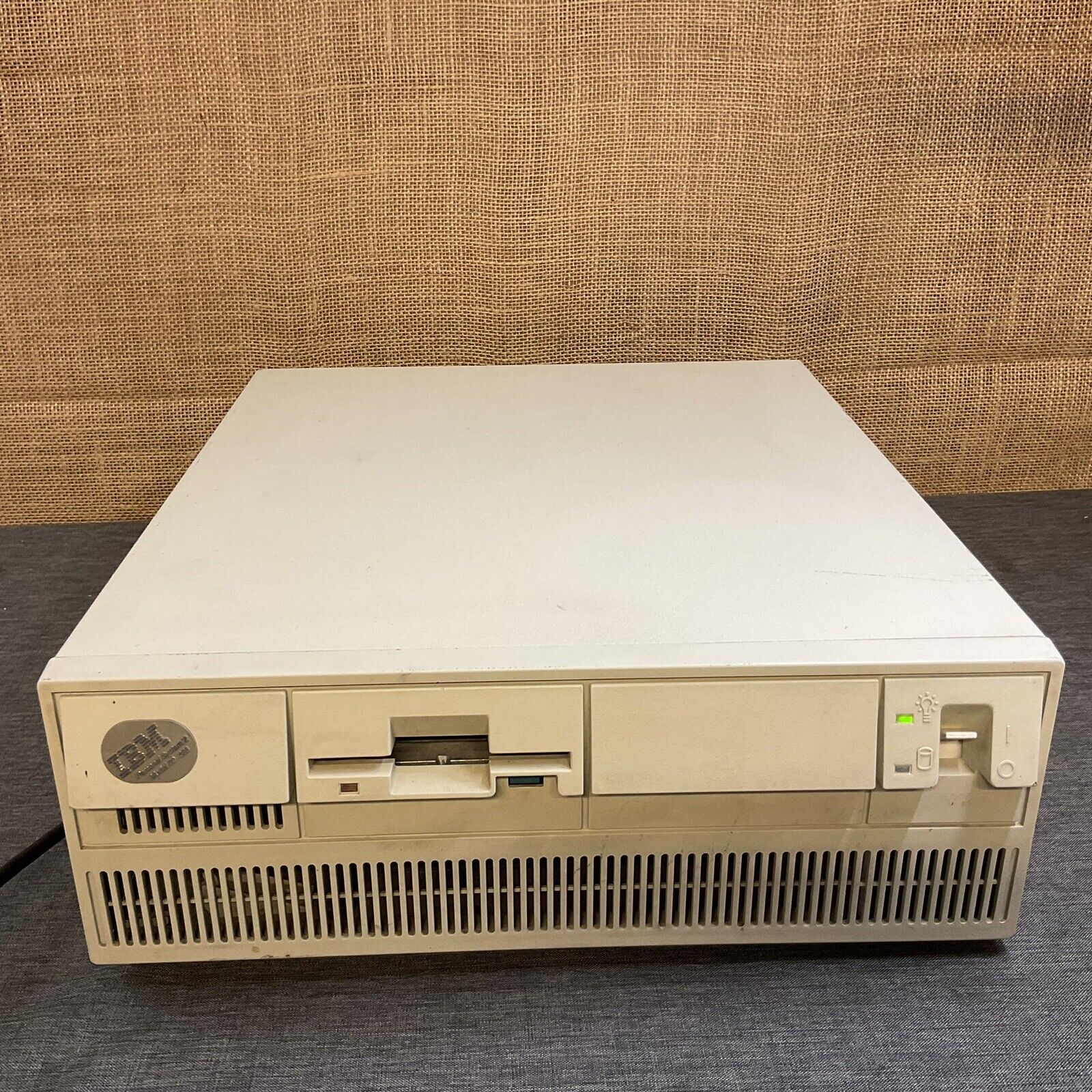 Vintage IBM PS/2 Type 8570 Model 70 386 Desktop - Powers On