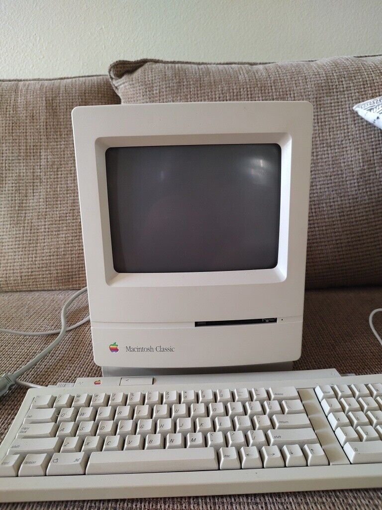M0420 1990 APPLE MACINTOSH CLASSIC COMPUTER KEYBOARD MOUSE VINTAGE MAC WORKS 