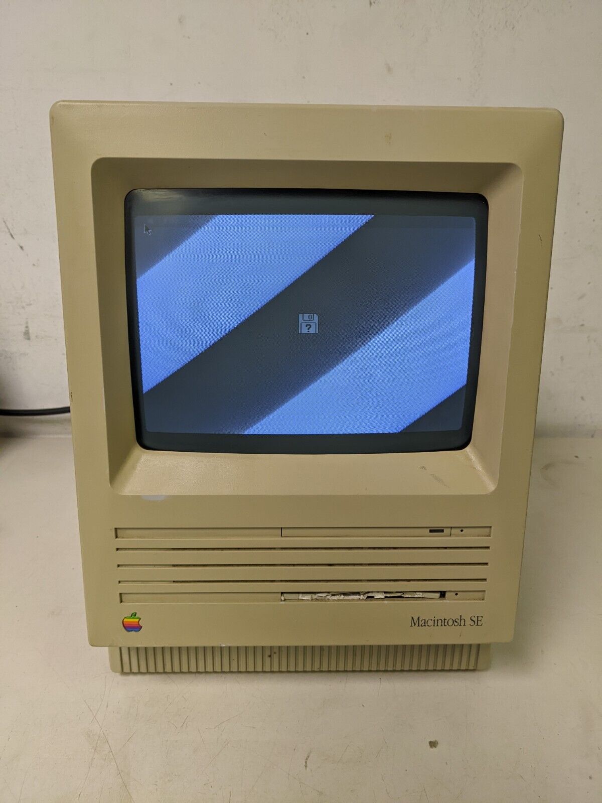 Vintage Apple Macintosh SE Model M5011 *Powers ON