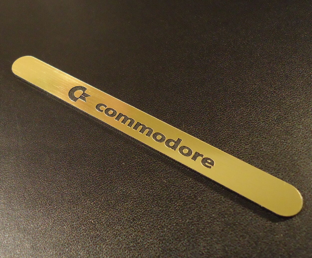 Commodore C64 Gold Label / Aufkleber / Sticker / Badge / Logo 11 x 1,1cm [241b]