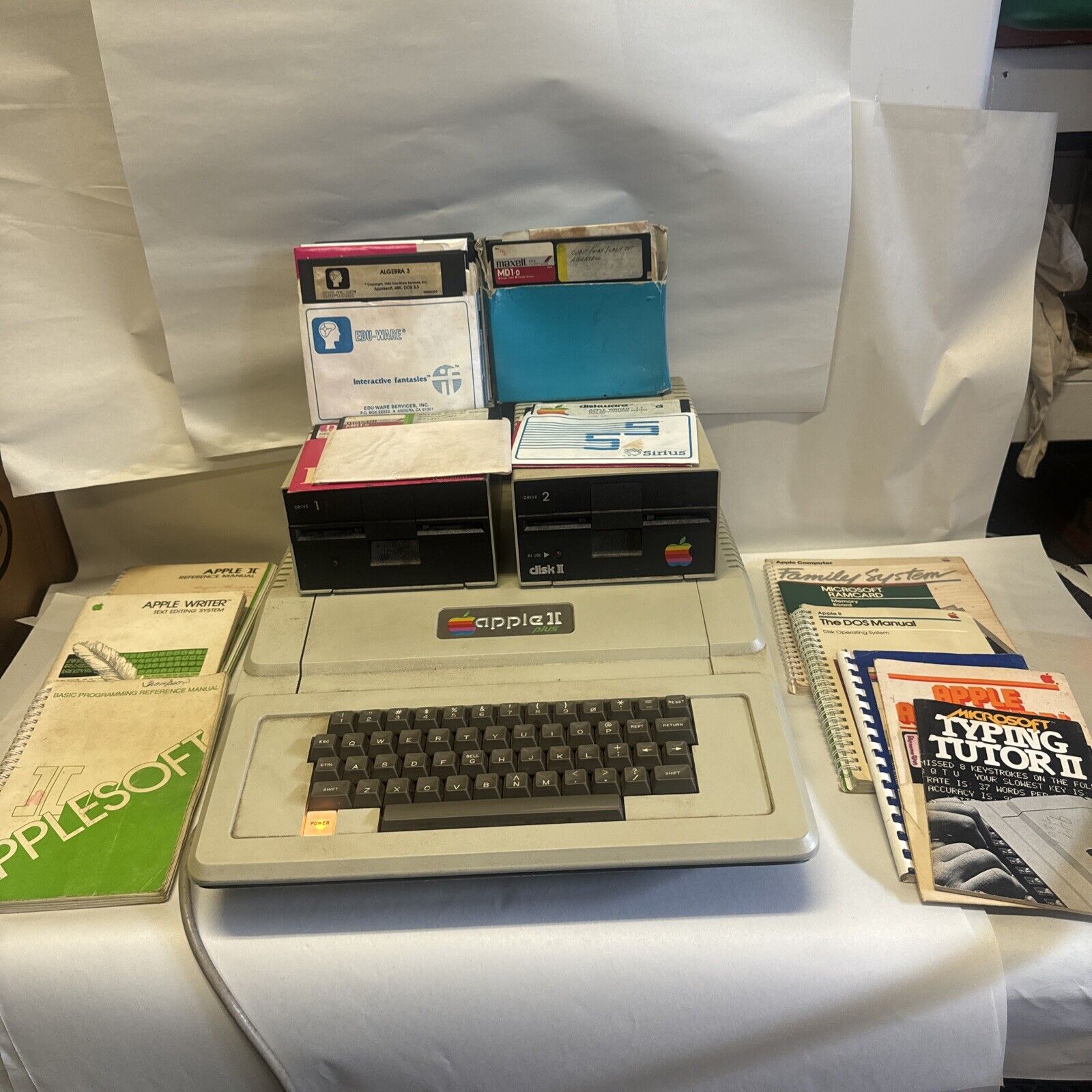 Apple ii Plus Computer - Very Rare - Vintage Model A2s1048 + Manuals And Games