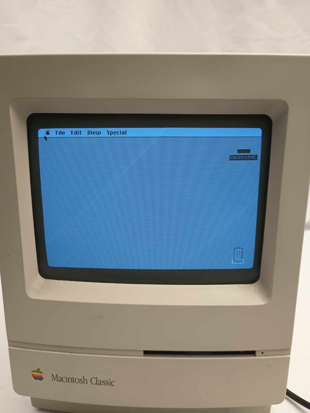 Macintosh Classic M0420 vintage apple computer TURNS ON WORKS