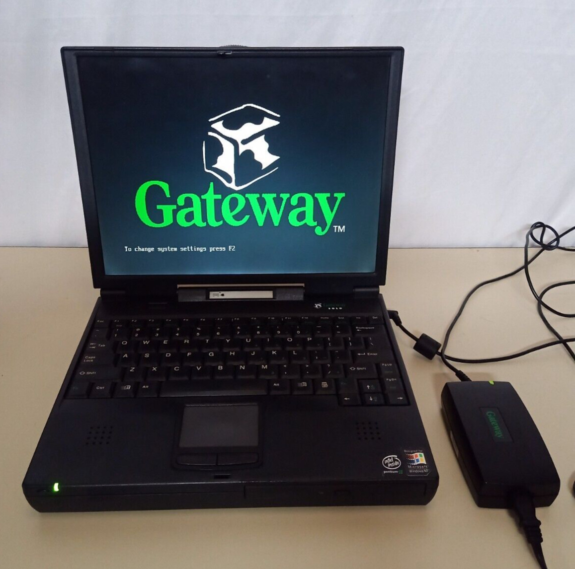 Vintage Gateway Solo 2550 Laptop Pentium III 450MHz 128MB RAM 6GB HDD + Charger