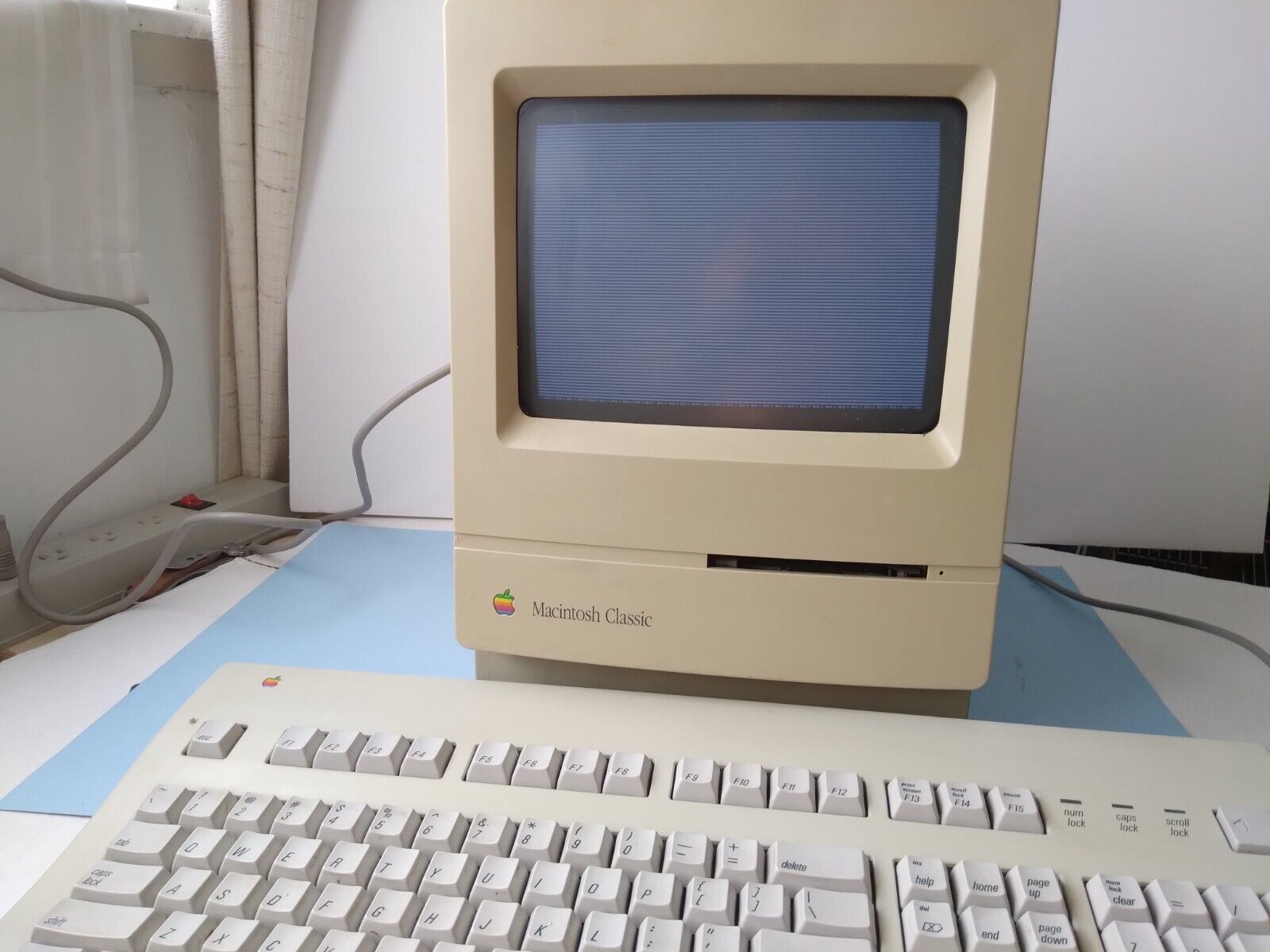 Vintage Apple Macintosh Classic  M0420 Computer with Extended Keboard II & Mouse