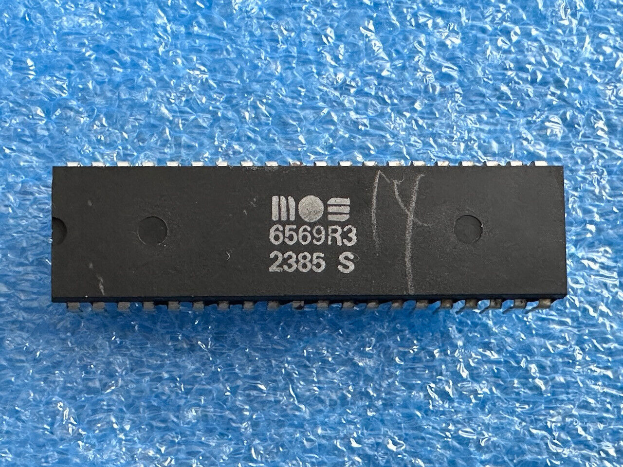 Mos 6569 R3 VIC Video Chip IC for Commodore C64, SX64/ Mos 6569R3 P.Woche :23 85