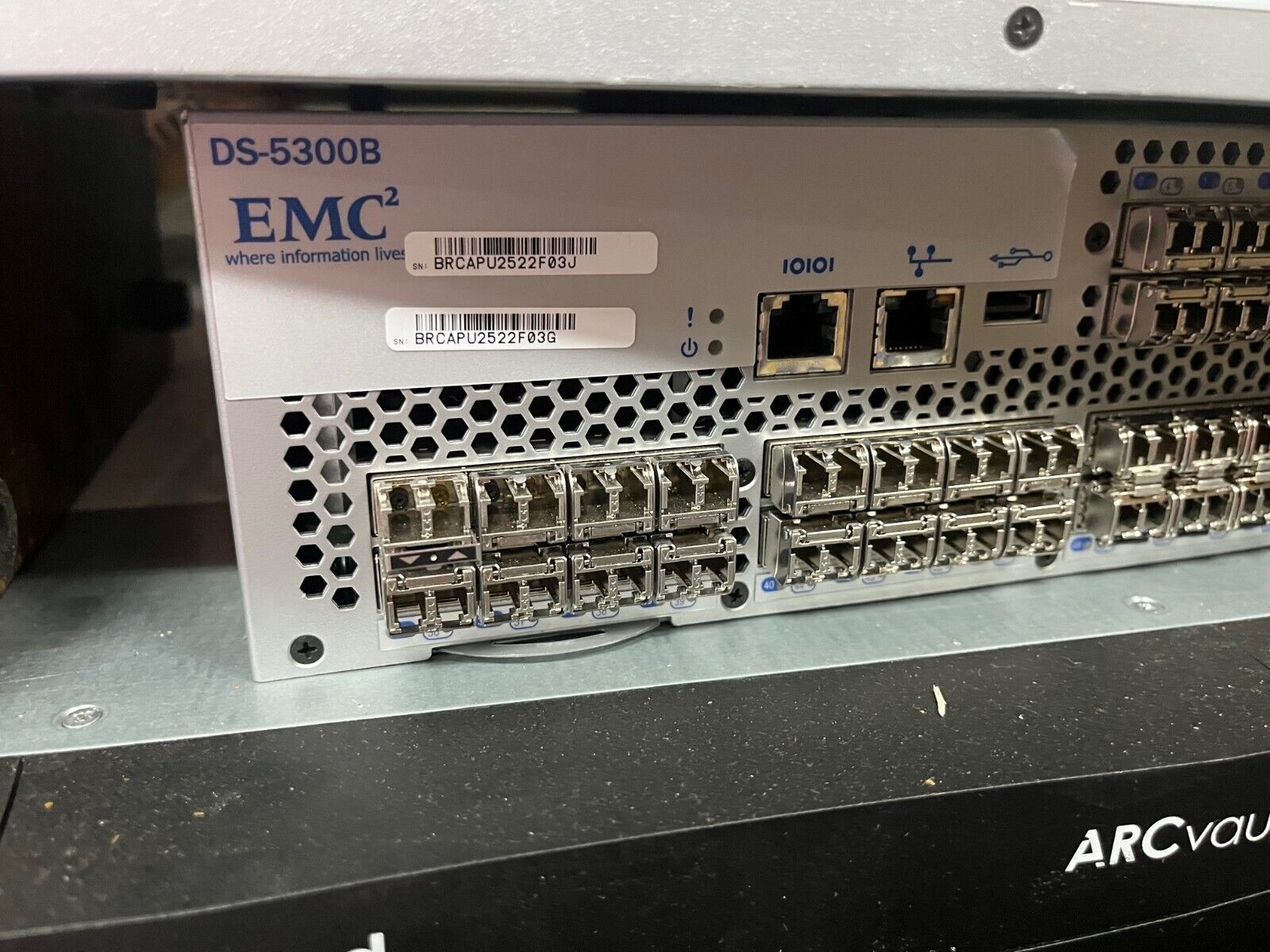 EMC BROCADE DS-5300B 5300 80-Ports Fibre Channel w sfps 2U Switch with licenses.