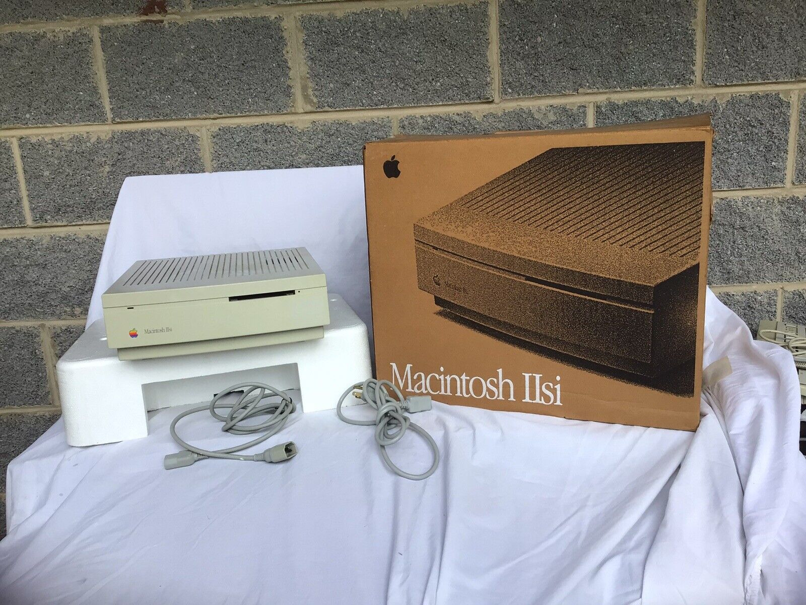 VINTAGE APPLE MACINTOSH IISi COMPUTER  & Keyboard In Original Box As-IS