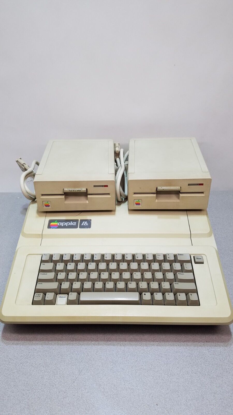 Vintage Apple IIe A2S2064 Computer w/ 2 A9M0104 Floppy Drives - Passes self test