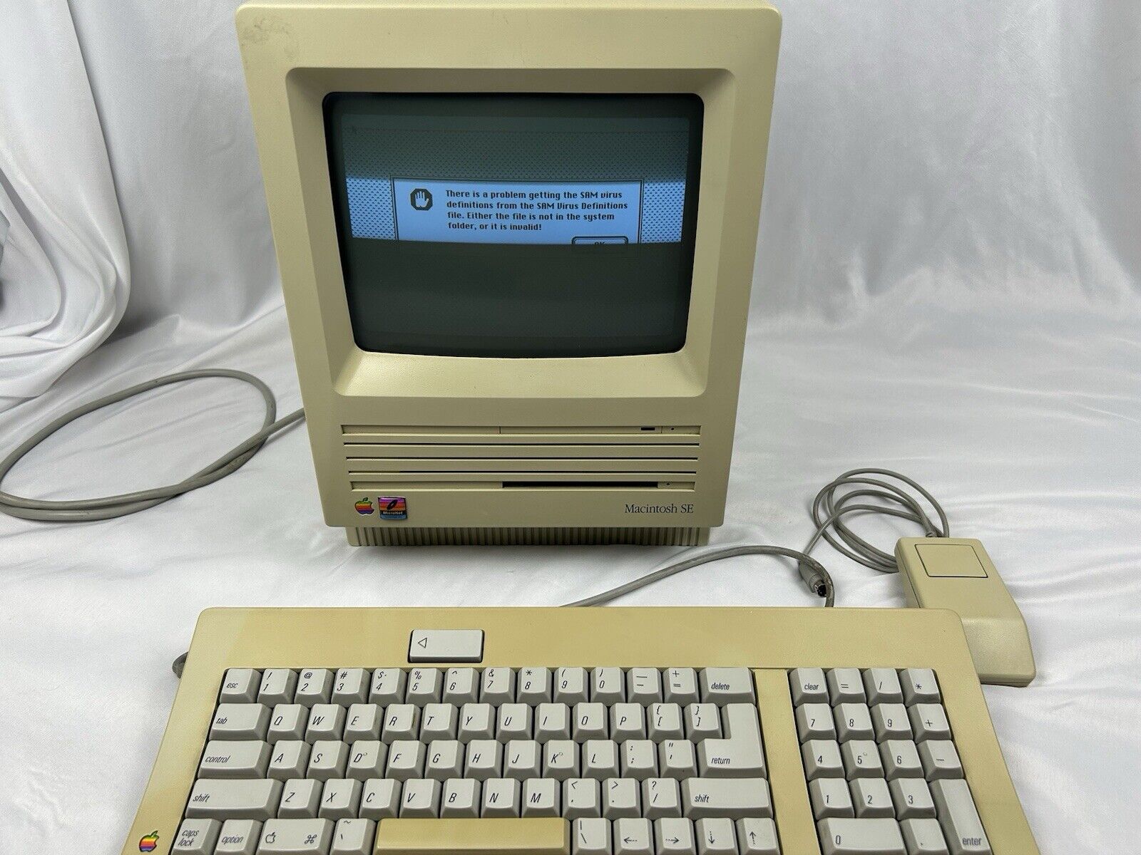 Vintage 1986 Apple Macintosh SE Computer Working With Keyboard And Mouse