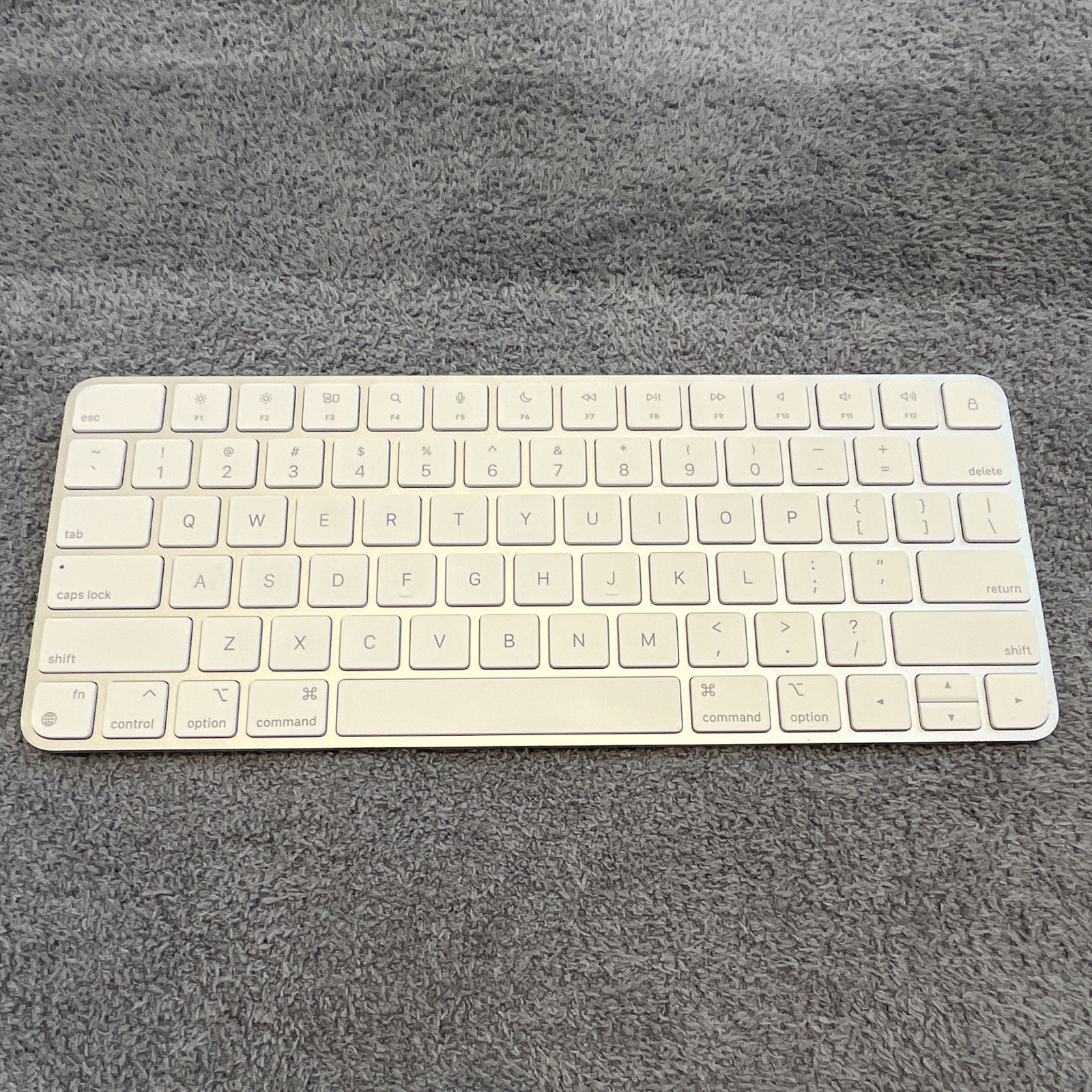 Apple A2450 White/Silver Wireless Keyboard, QWERTY (Standard) English