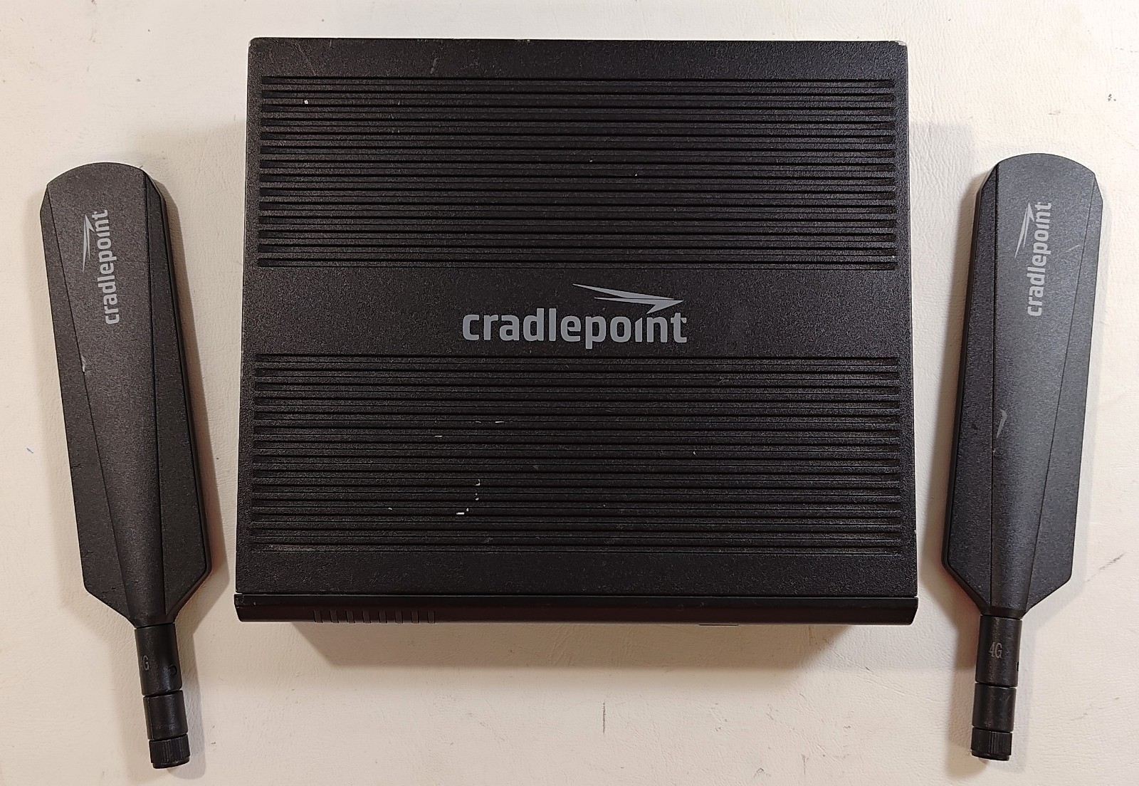 Cradlepoint AER2200 1000 Mbps Wireless Router and 2 Antennas Only